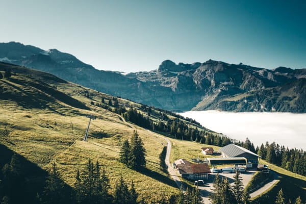 Berglandschaft bei Lenk in der Schweiz mit See und Abendlicht