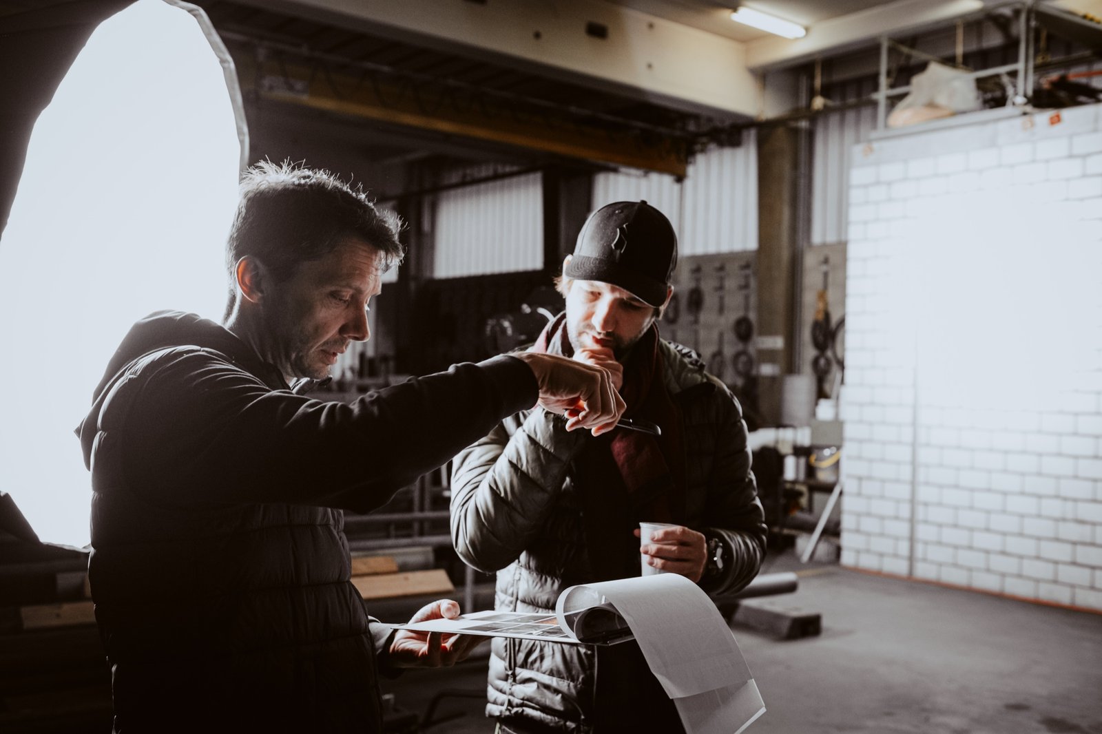 Andreas Boehler bei einer kreativen Abstimmung am Filmset