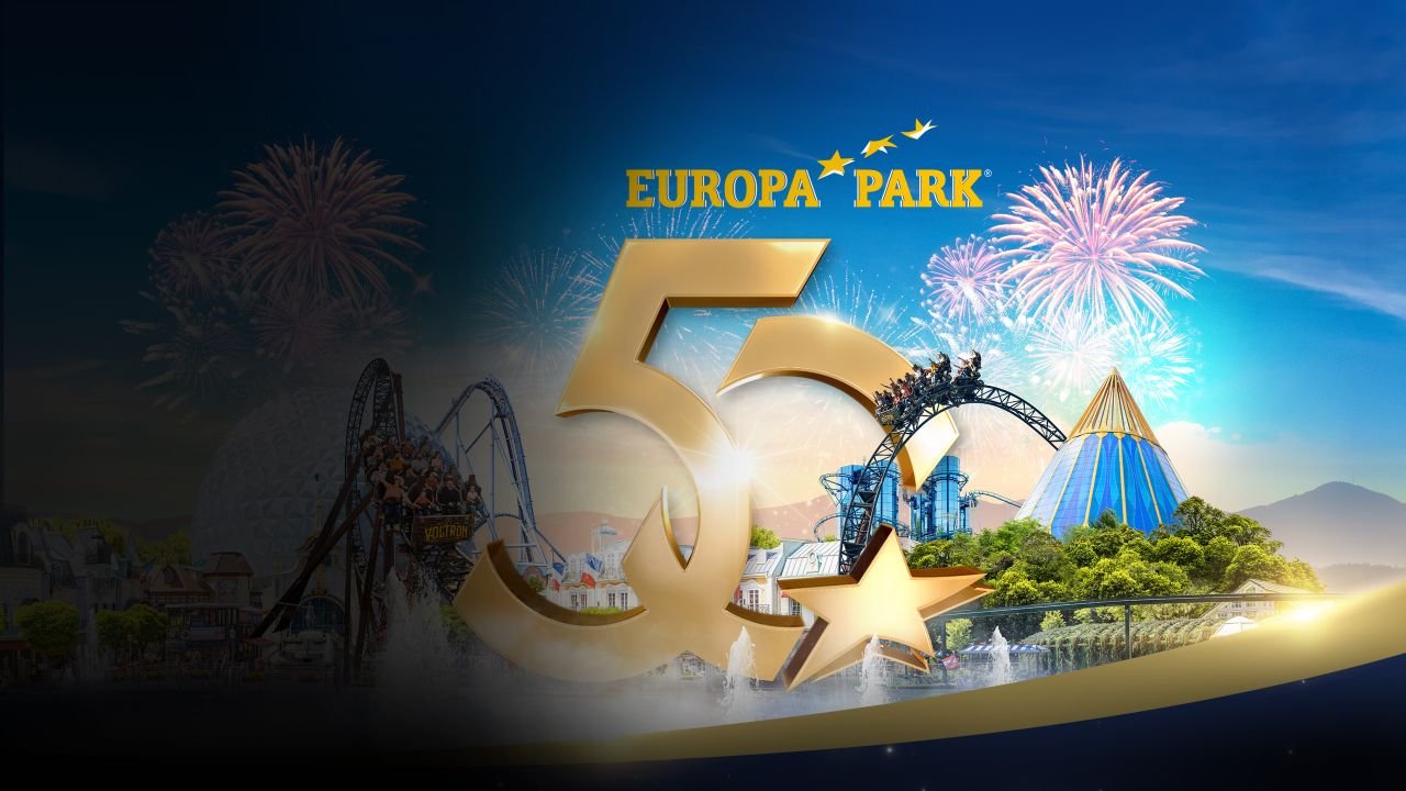 Goldenes 50-Jahre-Europa-Park-Logo vor Feuerwerk und nächtlicher Parkkulisse