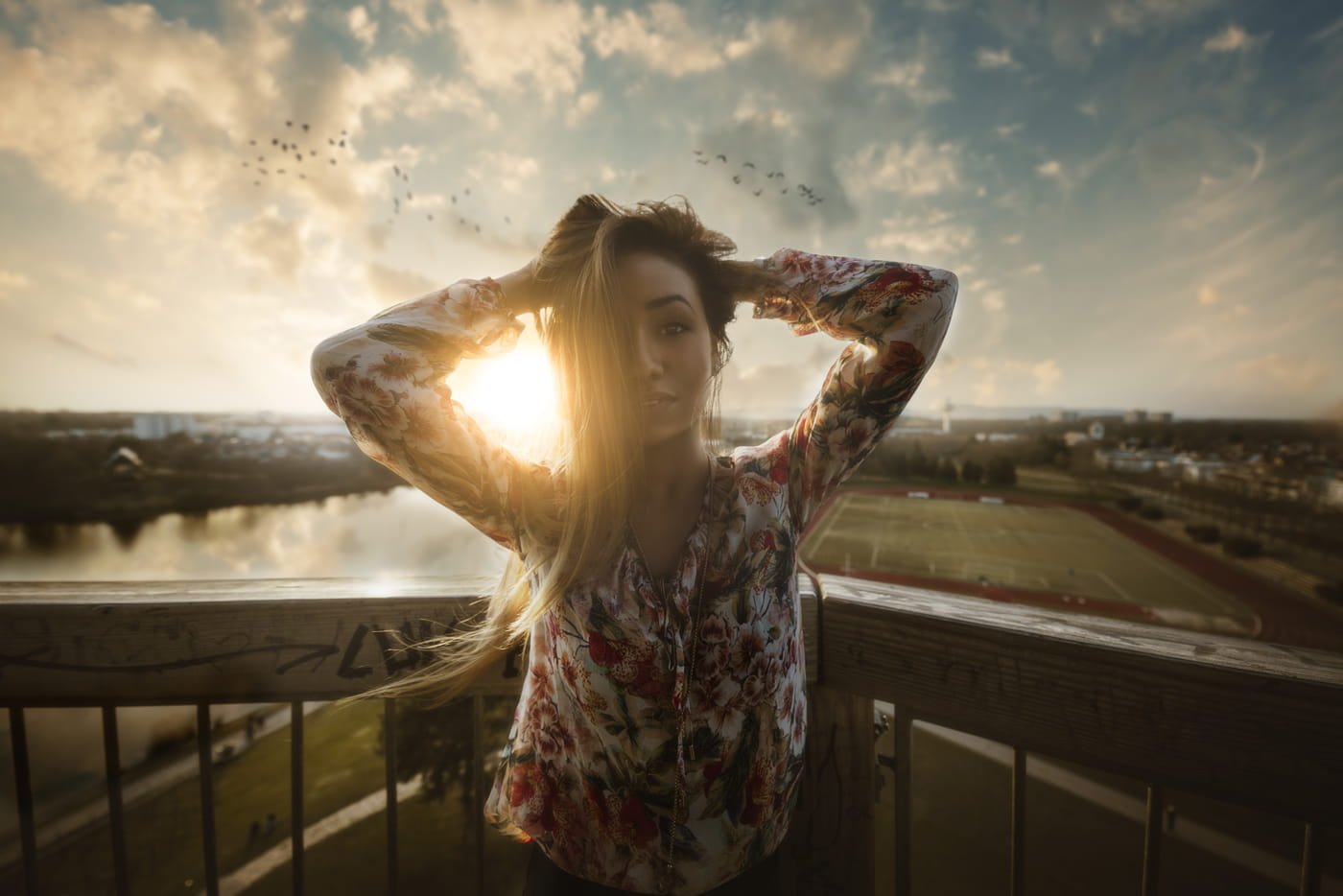 Filmisches Editorial-Portrait im warmen Gegenlicht