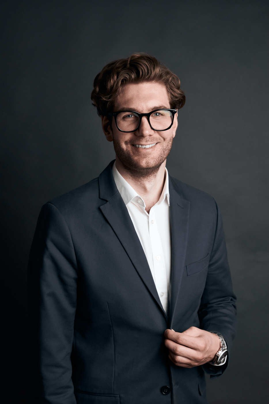 Business Portrait mit dunklem Studiohintergrund