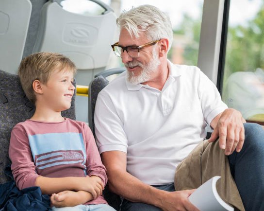 Großvater und Kind planen gemeinsam eine Fahrt